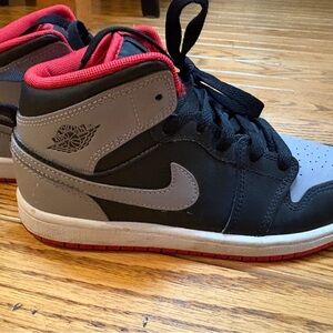 Air Jordan(GS) 1 Mid 'Black Grey Red'  - youth 3